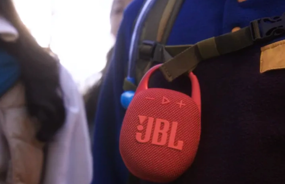 JBL Clip 5便携蓝牙音箱全新亮相CES 2024：性能升级续航更持久(图1)
