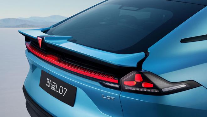 纯电跑300km！近49米掀背车15万多68S破百4L油耗配华为智驾(图3)