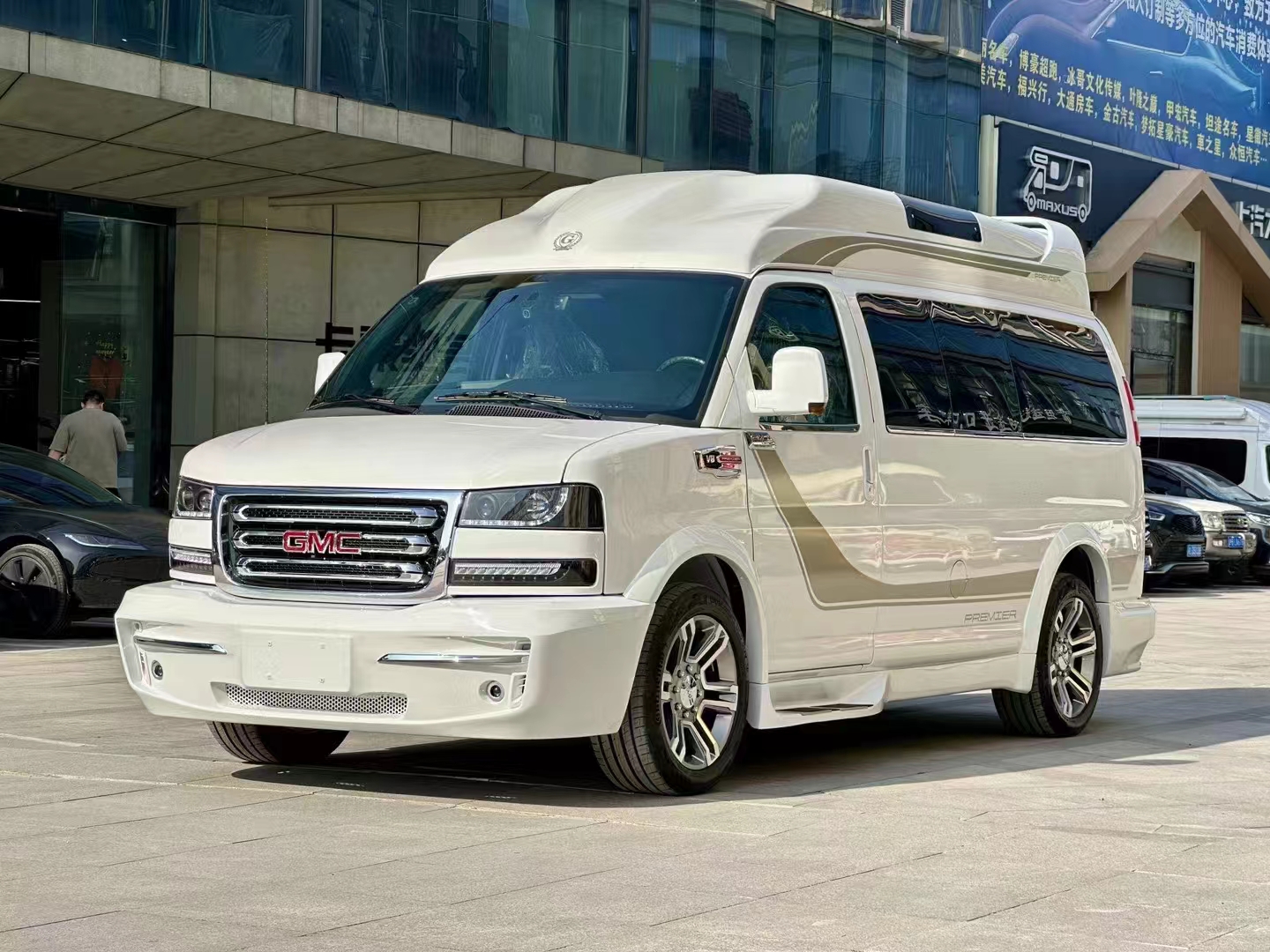 2024 款 GMC 高顶商务车：陆地商务舱的新典范(图2)