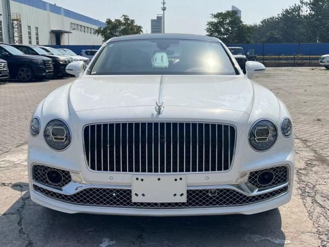 2024款宾利飞驰40T V8雅度版菱格座椅 旋转屏 22寸机械切割轮毂(图1)