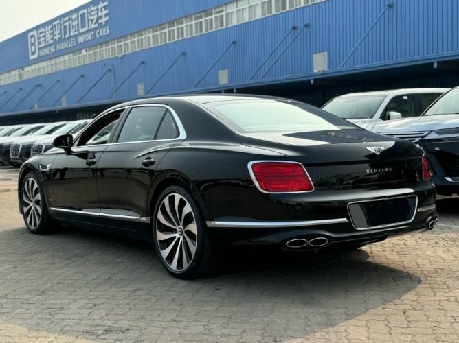 2024款欧版宾利飞驰V8 雅度版 naim 音响 座椅刺绣最新报价及配置(图6)