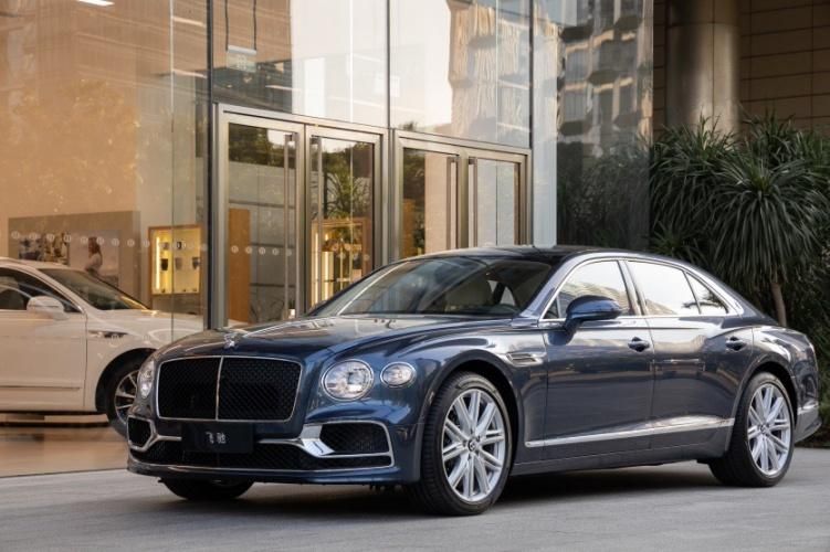 2024款中规宾利飞驰40T V8流星蓝亚麻白帝王蓝现车降价促销(图2)