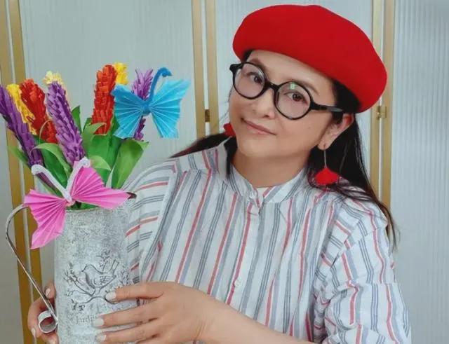 过气老艺人的窘况： 直播磕头、县城走穴、晚节不保 体面退场太难(图5)
