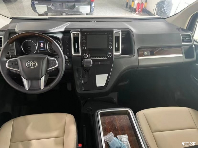 2024款丰田Granvia中东版高配35L现车 气质不输埃尔法(图5)
