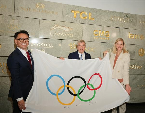 TCL助力奥林匹克博物馆展品呈现 巴赫与考文垂共同为TCL“纪念砖”揭牌(图1)