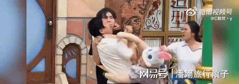 迪士尼打架后续情侣女生对小孩动手目击者发声情侣被骂惨(图3)
