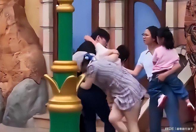 迪士尼打架后续情侣女生对小孩动手目击者发声情侣被骂惨(图4)