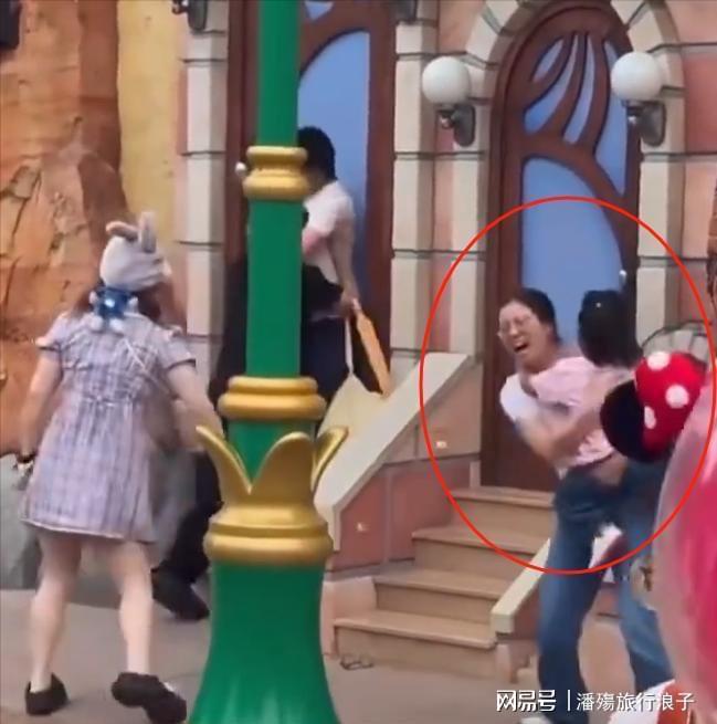 迪士尼打架后续情侣女生对小孩动手目击者发声情侣被骂惨(图5)