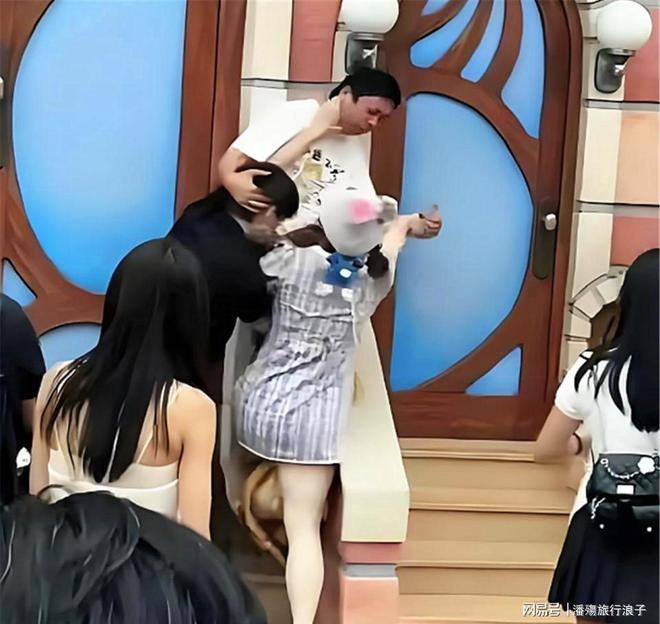 迪士尼打架后续情侣女生对小孩动手目击者发声情侣被骂惨(图6)