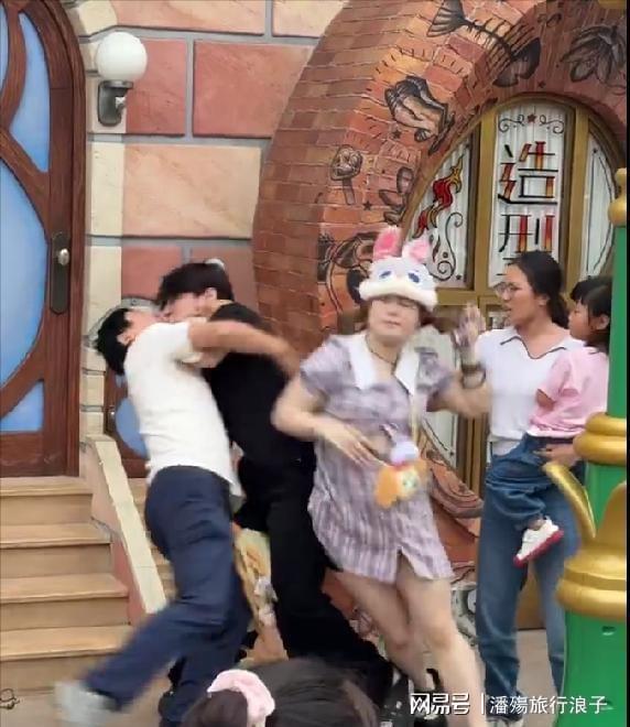 迪士尼打架后续情侣女生对小孩动手目击者发声情侣被骂惨(图16)