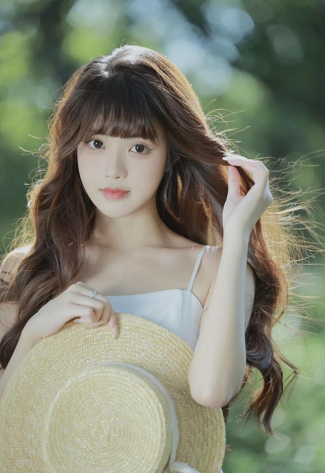 双腿慢慢并拢变成鱼尾巴(图1)