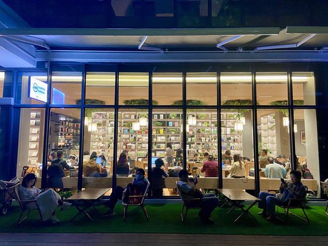 当24小时公园图书馆遇上广场舞(图1)