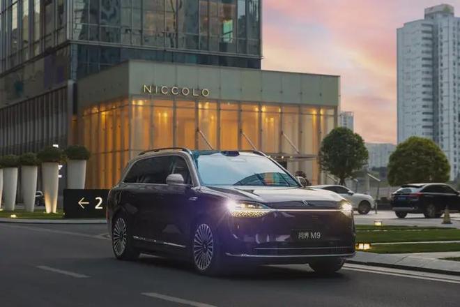 问界M9穿越4000公里携手罗振宇开启知识跨年新征程(图2)