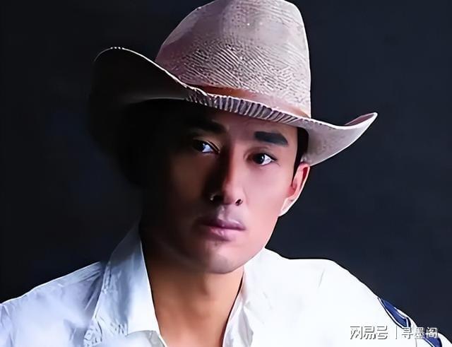 事实证明“失踪”9年的歌手阿宝早已走上了一条“不同的路”(图2)