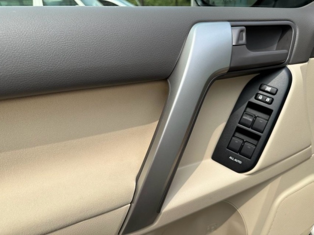 2024款霸道2700 TX 铝轮 底挂 无天窗 港口现车钜惠来袭(图3)