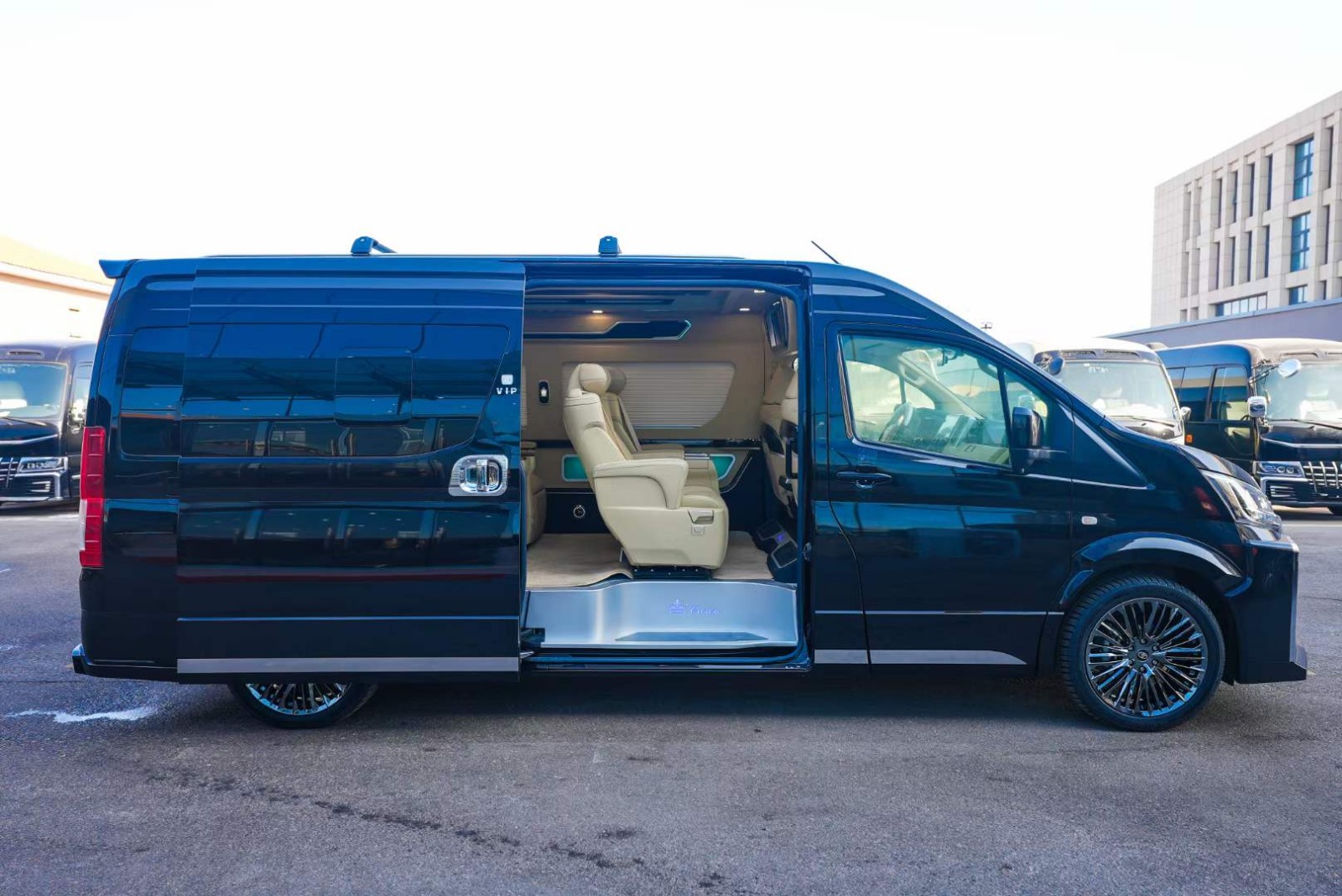 2024款全新丰田海狮中东版到店初步体验(图5)