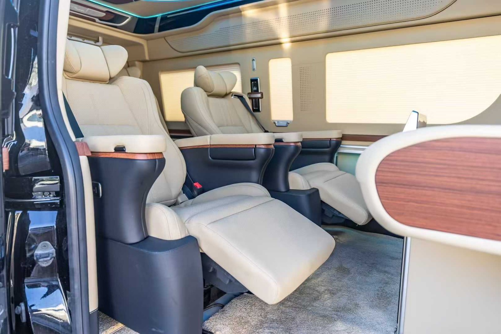 2024款全新丰田海狮中东版到店初步体验(图2)