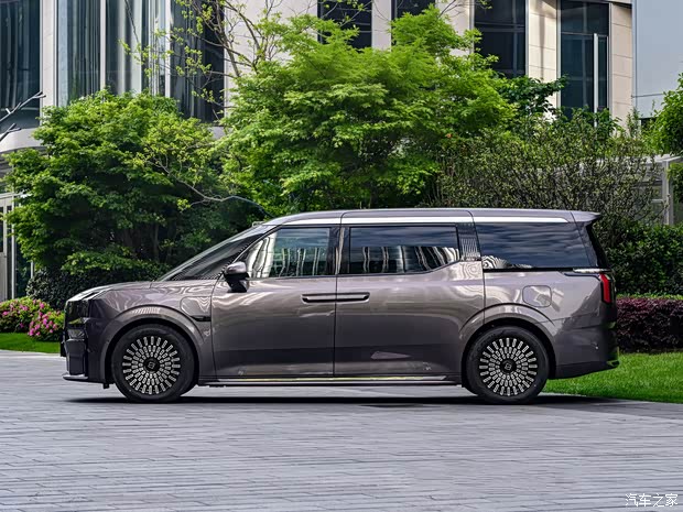 搭载闭式双腔空气悬架座椅全面升级 新款极氪009北京车展预售(图7)